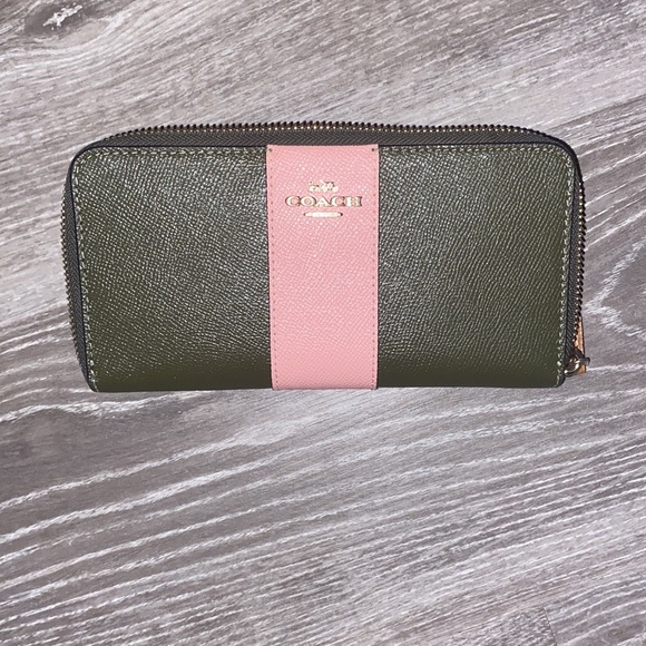 Matching Coach Purse and Wallet - Picture 9 of 11